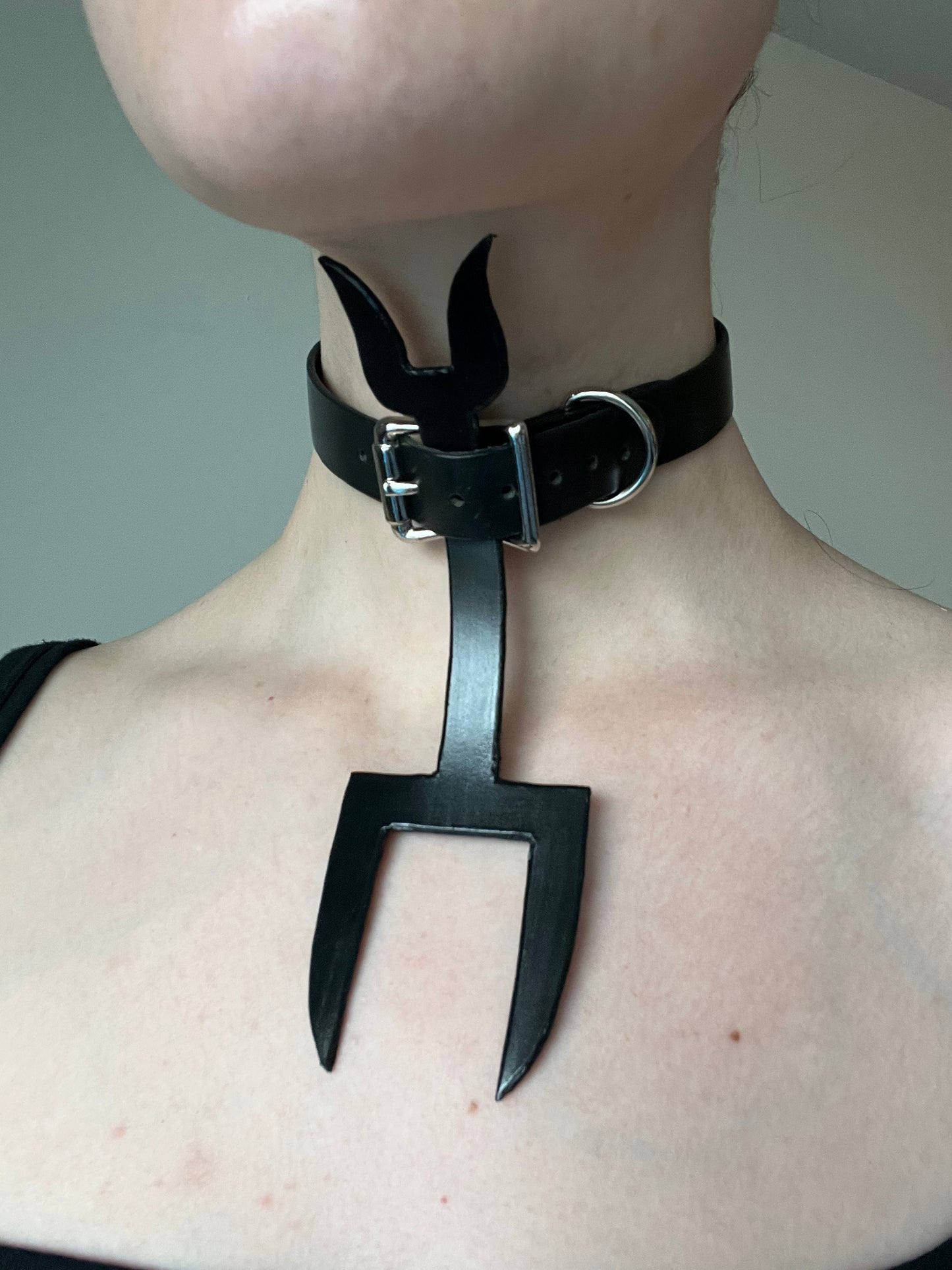 LEATHER HERETICS FORK CHOKER